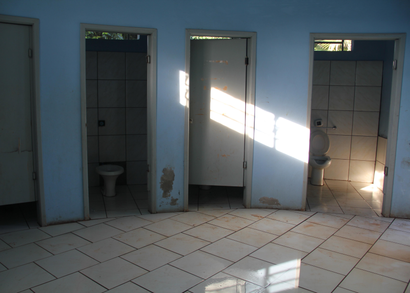 BANHEIROS DA PRAÇA HENRIQUE BECKER FILHO SÃO DEPREDADOS